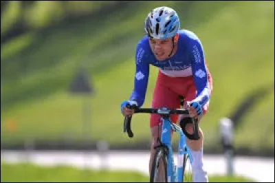 Champion de France du contre-la-montre en 2017 et 2018 ;
membre de l'équipe AG2R La Mondiale ; 
il a remporté une étape de la Vuelta en 2016 ; 
meilleur jeune du Tour de France 2018.
Il s'appelle Pierre...