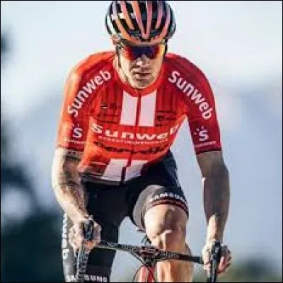 Champion d'Irlande sur route 2009 et 2016 ; 
professionnel depuis 2005 ; double vainqueur d'étape sur la Vuelta ; 
en 2019, il participe à son 9e Tour de France.
Il s'appelle Nicolas...