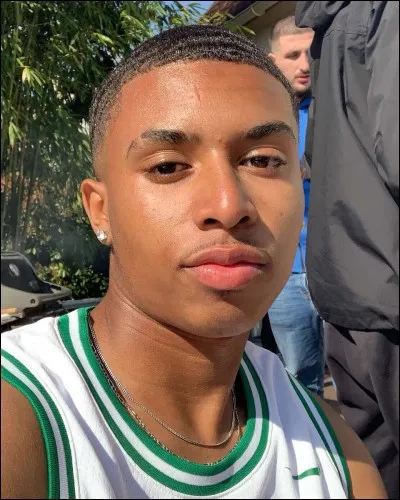 Dans le clip "Bâtiment" Loxi avait-il les cheveux coupés ?