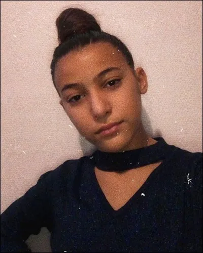 Houria vit-elle avec Nourhène ?