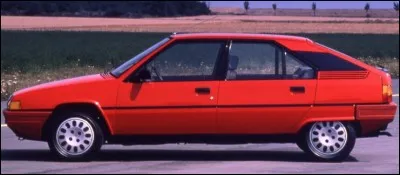 Quel est le nom de cette berline à hayon de 1982 ?