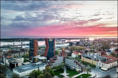 Quelle ville balte n'est pas capitale?