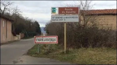 Nous sommes à présent en Auvergne-Rhône-Alpes, à l'entrée de Sainte-Agathe-la-Bouteresse. Commune du Forez, elle se situe dans le département ...