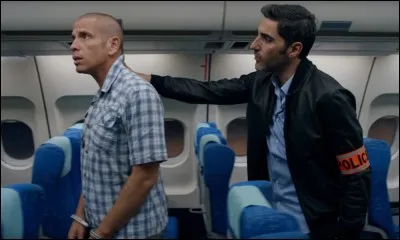 Dans ce film il est chargé de ramener des sans-papier dans leur pays d'origine :