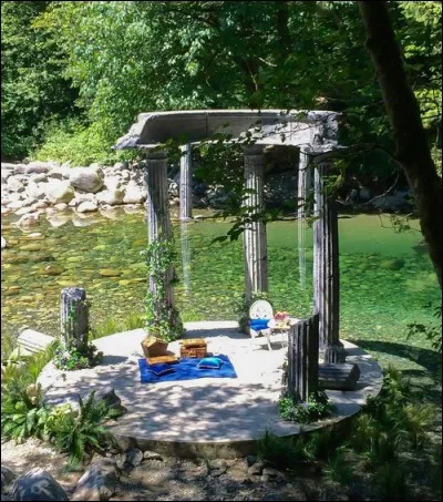 Comment s'appelle la Pierre que Ben offre à Mal à leur premier rendez-vous ?