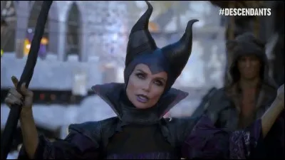 Quelle est la première chose que dit Maléfique en arrivant au couronnement de Ben ?