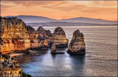 Dans quel pays, peut-on découvrir les falaises de Lagos ?