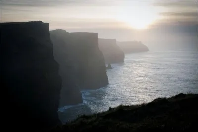 Dans quel pays, peut-on observer les vertigineuses falaises de Moher ?