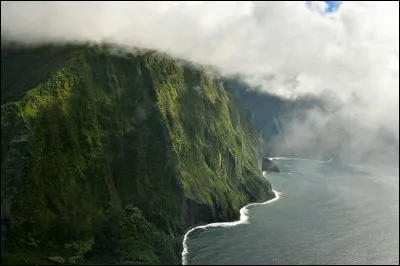 Dans quel archipel américain de l'océan pacifique, peut-on voir les falaises de Kalaupapa ?