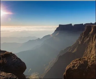 Dans quel pays, peut-on découvrir les falaises de l'amphithéâtre du Drakensberg ?
