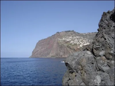 Dans quelle île portugaise, peut-on voir la plus haute falaise d'Europe sise au cap Girao ?