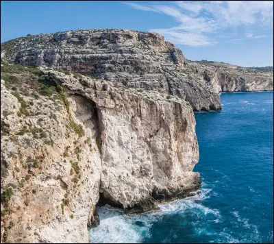 Dans quelle île de la mer Méditerranée, peut-on contempler les falaises de Dingli ?