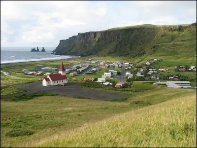 Dans quel pays, peut-on admirer les falaises de Reynisfjall ?