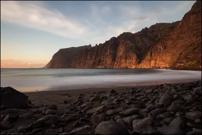 Dans quelle île des Canaries, peut-on découvrir la falaise des Géants ?
