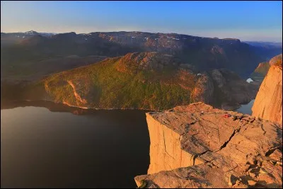 Dans quel pays, peut-on contempler la falaise Preikestolen ?