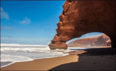 Dans quel pays, peut-on contempler les falaises de la plage de Legzira ?