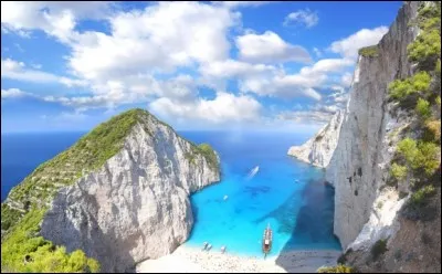 Dans quel pays, les falaises de Zakynthos se situent-elles?