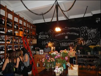 Il ne s'agit pas d'un fleuriste ou d'un bar à vin : ce n'est que l'entrée pour descendre au Florería Atlántico et retrouver une chaude ambiance dans un décor affichant de mythiques monstres marins. Au menu, on lit langues de bœuf et cuisses de grenouilles. Ne vous trompez pas, cet endroit est le seul en Amérique du Sud à entrer dans le top 30.
On trouve ce bar, dans la capitale de l'Argentine :