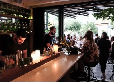 Le bar du Lost + Found, mène jusqu'au jardin patio, ce qui lui donne une ambiance tropicale : à l'intérieur, des fenêtres colorées lui conservent le style. Ajoutez les plantes, les effets de lumière et un disc-jockey et l'on succombe à la tentation d'un Dragon Kiss ou, tout simplement, d'un Patio Mojito. Ne cherchez pas la place, c'est là où est la file.Où est-on exactement ?