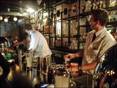 Le Himkok est comme un secret, caché mais quand vous le trouvez ''you are greeted by an interior that is an even cross between a Prohibition hideout and modern laboratory''. D'habiles barmen se fond un plaisir de vous faire essayer les produits de leur micro-brasserie de même que de bons cocktails de vodka, gin, ou quelques recettes Scandinaves. 
Où trouvent-on ces scientifiques du cocktail ?