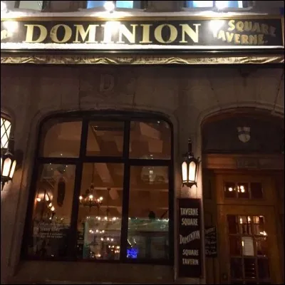 La Taverne Square Dominion est située dans le quartier des affaires, jadis le plus riche du pays. Ce bar de 1927 est bien éclairé et décoré, décontracté comme une ancienne taverne. ''The mood is trendy/smart'' et la nourriture, réconfortante. Heureusement, en 1988 la loi a révoqué l'accès exclusif aux tavernes. Où trouve-t-on cet ''English gastropub'' qui porte un nom jadis associé au nom du pays?