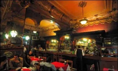 L'endroit ressemble à une cantine parisienne : on trouve le Bar La Opera, au cur du centre. Une balle tirée par Pancho Villa est logée dans le plafond baroque à feuilles d'or. Des serveurs professionnels s'occupent de vous dans ce grand duc des bars de la capitale du tequila.
Vous savez maintenant qu'on est à :
