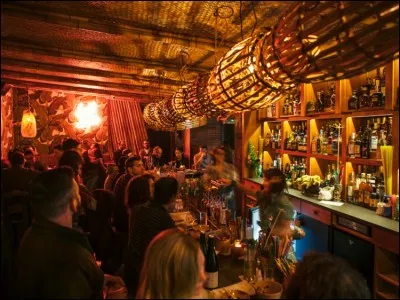 ''Lost Lake Bar'' est un ''Tiki'' bar, une imitation du ''Don's Beachcomber Cafe'', un refuge tropical dans la cité des vents, une sorte d'oasis coloré à l'atmosphère nautique. D'habiles mixologues nous préparent un tiki cocktail qui fait vacances.
Où trouver cet endroit bien spécial ?