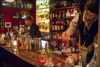 The Jerry Thomas Project, bar nommé en l'honneur du père américain de la mixologie, est un endroit un peu secret pour déguster les meilleurs cocktails de la ville éternelle. Il faut réserver sa place et apprendre un mot de passe. Le style est de la prohibition et l'ambiance est ''speakeasy'' : essayer un ''Moscow Mule'', un ''Blue Blazer' et le ''Thomas' own''.
Mais pour cela, où faut-il aller ?