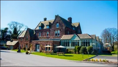 Endroit parfait pour aller se promener : planchers en bois, tapis et plantes et beaucoup de meubles de caractère, des terrasses aménagées et des ''beer garden'. Une fois installé, on retrouve un vaste choix de bières en tonneaux, de cidre, 130 bières de malt et plus de 30 sortes de gin en plus d'une fine ''modern British cookery''.
Quelle est la ville où l'oasis du Red Fox nous attend ?