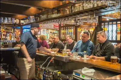 J'ai trouvé Cheers sur Beacon Hill et il s'agit de l' ''original inspiration for the setting of the classic TV comedy show''. En 1983, il était le bar le plus populaire des alentours : il n'a pas changé, les alentours ont juste un peu grandi depuis. J'ai apprécié l'ambiance et aisément, tu fais partie de la gang.
Trouvez cette ville historique où ce pub fait maintenant partie de la tradition :