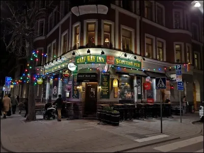 Half Way Inn : c'est le pub en ville, selon TripAdvisor, avec une bonne sélection de bières en bouteilles, à un prix décent. La bouffe n'est pas unique mais bonne et elle aussi respectueuse des bourses. Bonne atmosphère aussi avec un mélange de jeunes et vieux, des enthousiastes de bière. En hiver, c'est plein et ''warm and cozy'' puis, en été, il y a la terrasse.
Pour cela, où faut-il aller ?