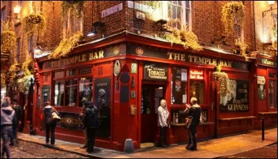 Pays où le pub est une institution et la ville regorge de lieux sympas : The Temple Bar offre en plus un ''beer garden'' pour goûter les whiskeys ou une mousse, en écoutant la musique live. Mais l'endroit est autant populaire auprès des locaux que des touristes, dans un quartier à la mode. C'est plein de vie et il y a foule presque chaque soir. Où trouver cette ambiance chaleureuse et décontractée