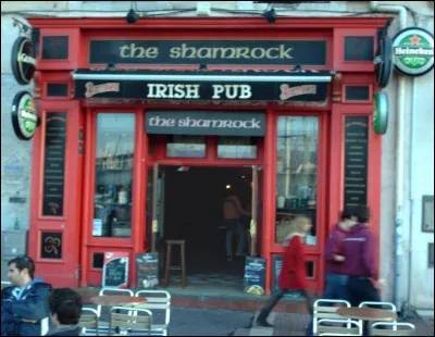 Ce Pub irlandais, The Shamrock, a une grande terrasse sur le Vieux Port. On a des happy hours tous les jours, pour tous les amis et on offre aussi la retransmission d'un match de sport et parfois il y a des concerts gratuits live. On a une solide restauration pour appuyer le tout.
Où trouve-t-on The Shamrock ? ''un véritable lieu de rencontre, d'échange culturel, de détente et de convivialité'' ?