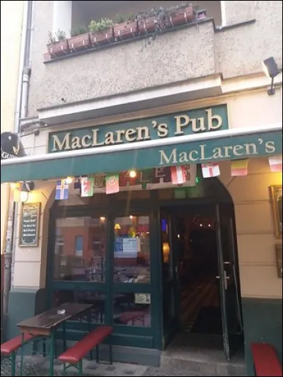 MacLaren's est un bar irlandais sympathique où la couleur dominante est le vert avec des chaises rouges. On se trouve ''à côté des fans de HIMYM, également populaire parmi les fans de Guinness, Ale et de savoureux burgers''. Les gens se réunissent également pour être vus par le public : il y a parfois du karaoké en soirée.
Dans quelle ville est situé ce pub de Boxhagener Platz ?