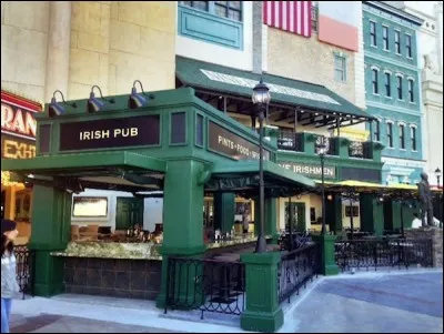 L'Irish Pub a un emplacement de choix, à côté du MGM Grand Casino et près du Tropicana. L'intérieur est vaste et a le ''grand Victorian-style''. Il est unique parce qu'équipé de portes hydrauliques donnant accès à des bars intérieurs à partir de la terrasse, sorte de patio-bar avec une vue formidable sur les beautés de la Strip. On n'a que 100 places à l'extérieur.
Où est ce monde merveilleux ?
