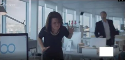 De quelle couleur est la voiture en déco sur le bureau ?