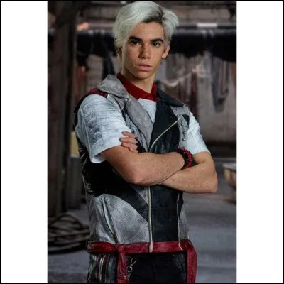 Carlos offre un collier à Jane pour son anniversaire. Qu'est-il marqué dessus ?