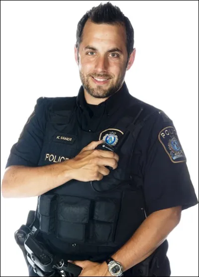 Merci d'avoir répondu à la question précédente, les données seront envoyées au commissariat. Justement, que penses-tu de la surveillance en ligne ?