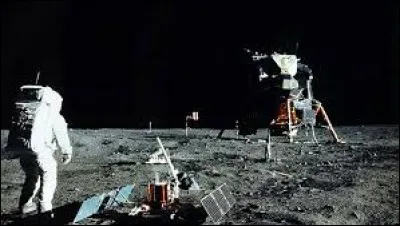 Comment s'appelle la mission qui a emmené pour la première fois des hommes sur la Lune ?