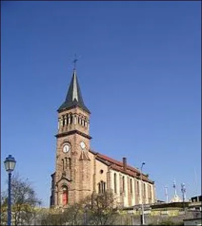 Nous sommes dans le Grand-Est devant l'église Saint-Jean-Baptiste du Thillot. Ville de l'arrondissement d'Épinal, dans la haute vallée de la Moselle, elle se situe dans le département ...