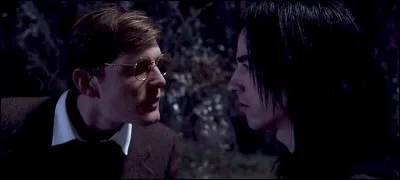 Alors que Rogue fait pratiquer l'Occlumancie à Harry, ce dernier découvre par erreur le pire souvenir de Rogue. On le voit se faire harceler par James Potter, le père de Harry !
Aussi, il se moque du prénom de Rogue. Comment l'appelle-t-il ?