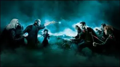 Après avoir reçu une alerte de Voldemort, les élèves débarquent au Département des Mystères. C'est une bataille qui éclate alors entre l'Ordre du phénix et les Mangemorts menés par Voldemort ! Mais qui a prévenu les membres de l'Ordre ?