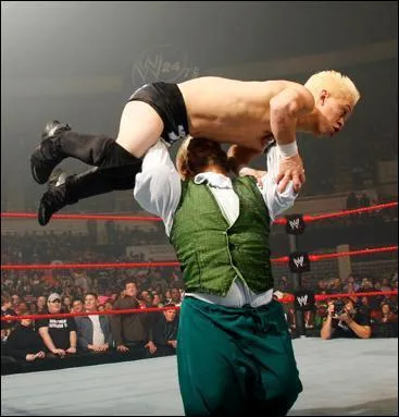 Qui est le plus petit de ces catcheurs ?