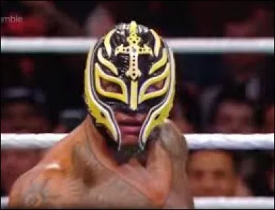 Ceux qui suivent le catch connaissent Rey Mysterio !
À quoi ressemble-t-il sans son masque ?
