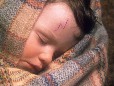 À quelle adresse Harry est-il déposé par Dumbledore étant bébé ?