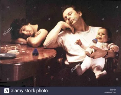 Qui complète le duo d'acteurs Roland Giraud et Michel Boujenah dans le film "Trois hommes et un couffin" ?