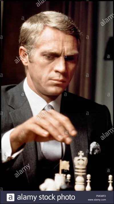 Avec quelle actrice Steve McQueen partage-t-il l'affiche dans le long-métrage "L'Affaire Thomas Crown" ?