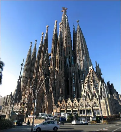 En quelle année les travaux de la Sagrada Familia à Barcelone ont-ils débuté ?
