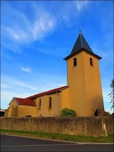 Nous sommes devant l'église Saint-Hubert au hameau d'Alémont, dépendant du village de Saint-Jure. Commune Mosellane, elle se situe dans l'ancienne région ...