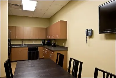 Pendant la pause du midi, les personnels se croisent ici pour bavarder tout en mangeant un repas. C'est une salle de...